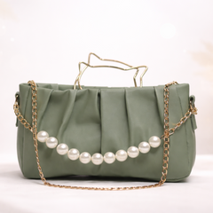 Elegant handbag with pearls and gold chain