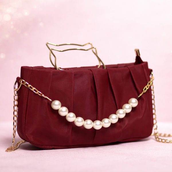 Elegant handbag with pearls and gold chain